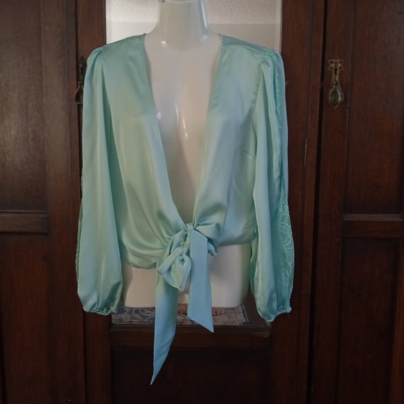 GUESS NWT Lace Silky Tie Waist Top  Peasant Sleeves Bow Tie Deep V Soft Green XS - Picture 8 of 8
